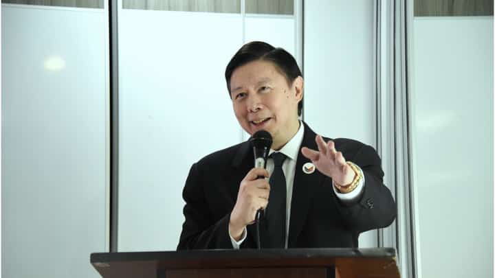 PhilHealth CEO Emmanual R. Ledesma, Jr. unveils the new ePhilHealth platform.